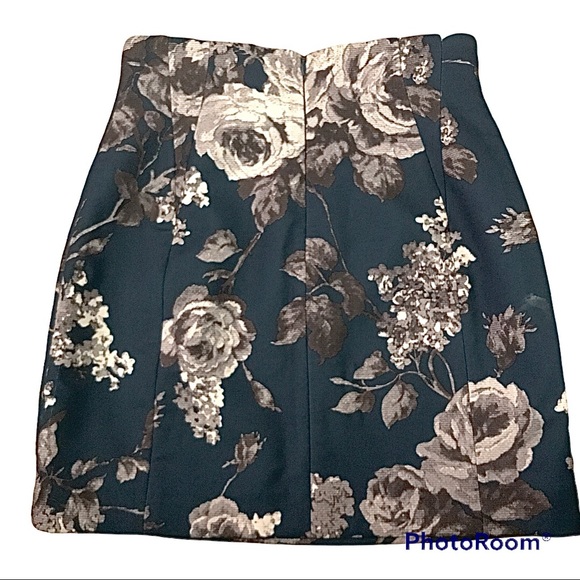 O’2nd Navy Floral Mini Skirt Size 2. - Picture 4 of 4